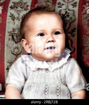 1950 , december , SWEDEN : The celebrated swedish  singer AGNETHA FALTSKOG ( Fältskog ,born 5 april 1950 ) of Pop Group ABBA , when was a young girl aged 8 months at first Christmas  . Unknown photographer. DIGITALLY COLORIZED . - HISTORY - FOTO STORICHE - personalità da giovane giovani - BAMBINA - BAMBINO - MAMBINI - CHILD - CHILDREN - personality personalities when was young girl - INFANZIA - CHILDHOOD - POP MUSIC - MUSICA - cantante - NATALE - XMAS - SVEZIA --- ARCHIVIO GBB Stock Photo