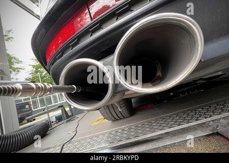 Munich, Deutschland. 10th July, 2023. Exhaust gas measurement on a combustion car, diesel, diesel vehicle, probe, measuring probe, measurement, exhaust gases, exhaust, tailpipes, TUEV acceptance on a car by the TUEV SUED, main inspection and exhaust gas analysis, ? Credit: dpa/Alamy Live News Stock Photo