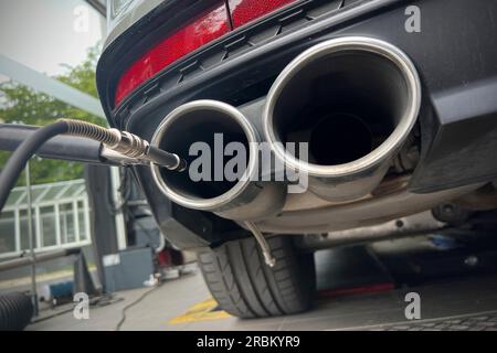 Munich, Deutschland. 10th July, 2023. Exhaust gas measurement on a combustion car, diesel, diesel vehicle, probe, measuring probe, measurement, exhaust gases, exhaust, tailpipes, TUEV acceptance on a car by the TUEV SUED, main inspection and exhaust gas analysis, ? Credit: dpa/Alamy Live News Stock Photo