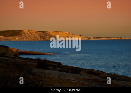 Sunset over the rocky coast on the Atlantic between Burgau and Luz west of Lagos, Algarve, Barlavento, Western Algarve, Rocky Algarve, Faro District, Stock Photo