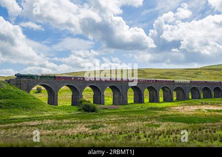 The Flying Scotsman and Carriages crossing on the Dandrymire (or Moorcock) Viaduct Bridge just after passing through Garsdale in Cumbria Stock Photo