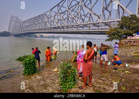 India, West Bengal, Kolkata, Calcutta, Howrah bridge crossing Hooghly river, Mullik Ghat flower market Stock Photo