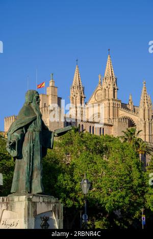 monument to Ramon Llull with the cathedral in the background, work of Horacio de Eguía, Paseo Sagrera, Palma, Majorca, Balearic Islands, Spain. Stock Photo