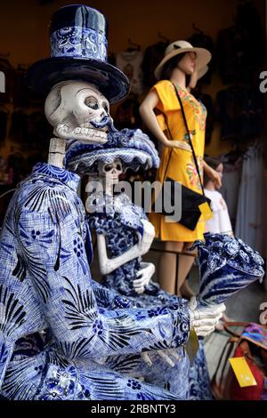 Skull figures made of porcelain in a shop window, Mérida, capital of Yucatán, Mexico, North America, Latin America Stock Photo