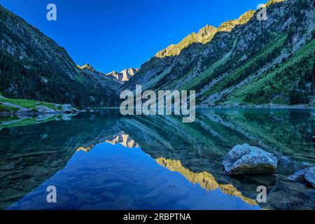 Mountains reflected in Lake Lac de Gaube, Lac de Gaube, Vallee de Gaube, Gavarnie, Pyrenees National Park, Pyrenees, France Stock Photo