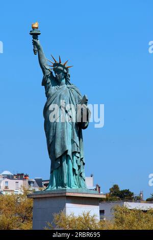 Modern statue sculpture paris immagini e fotografie stock ad alta  risoluzione - Alamy