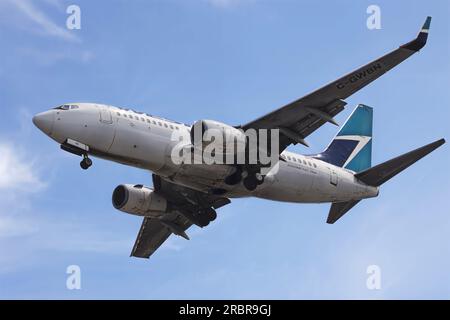 Westjet Boeing 737 landing in Vancouver Stock Photo