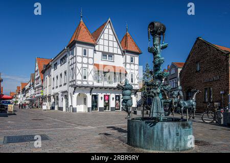 Chancellor Fountain by Bonifatius Stirnberg (1977) at the Ostertor and view of Mittelstrasse, old town of Lemgo, North Rhine-Westphalia, Germany Stock Photo