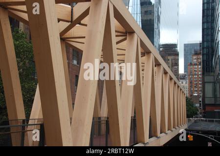 New York, USA. 10th July, 2023. The 'Moynihan Connector' now connects New York's High Line with Penn Station. Visitors can now stroll even more extensively on New York's popular High Line: The former elevated train line in southwest Manhattan, which has been converted into a park, has recently been connected to Penn Station via a new green-planted bridge. Credit: Christina Horsten/dpa/Alamy Live News Stock Photo