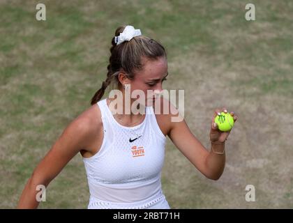 Wimbledon, UK. 10th July 2023; All England Lawn Tennis and Croquet Club, London, England: Wimbledon Tennis Tournament; Isabelle Lacy (GBR) about to serve to Clervie Ngounoue (USA) Credit: Action Plus Sports Images/Alamy Live News Credit: Action Plus Sports Images/Alamy Live News Stock Photo