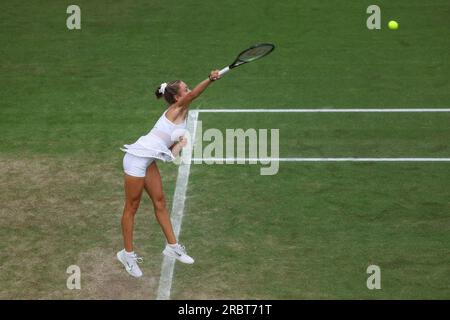 Wimbledon, UK. 10th July 2023; All England Lawn Tennis and Croquet Club, London, England: Wimbledon Tennis Tournament; Isabelle Lacy (GBR) serves to Clervie Ngounoue (USA) Credit: Action Plus Sports Images/Alamy Live News Credit: Action Plus Sports Images/Alamy Live News Stock Photo