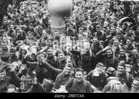 Hoboken, New Jersey:   August 4, 1919 Happy WWI 5th and 6th Regiment Marines returning from Europe on the transport ship George Washington. Stock Photo