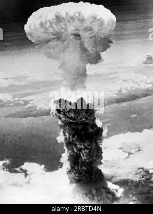 Nagasaki, Japan, August 10, 1945 Three minutes after the atomic bomb hit, this column of smoke rises to 20,000 feet over the ruins of the city Stock Photo