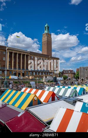 Norwich Market & Norwich City Centre - Norwich Tourism - Norwich Market with Norwich City Hall and Guildhall in the background. Norwich City Centre. Stock Photo