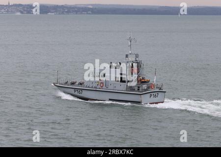 The Royal Navy Fast Training Boat HMS EXPLOIT (P167) leaves harbour with officers under training Stock Photo