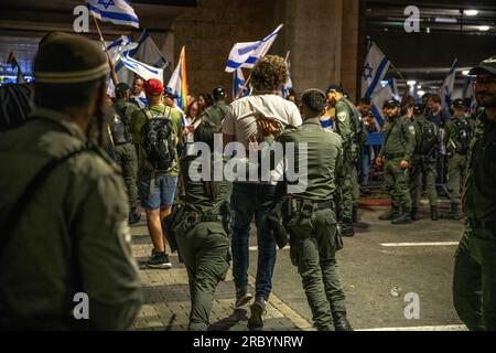 Tel Aviv, Israel. 3rd July, 2023. Israeli border police soldiers seen pushing a protester during a demonstration against the judicial overhaul in Ben Gurion Airport. (Credit Image: © Matan Golan/SOPA Images via ZUMA Press Wire) EDITORIAL USAGE ONLY! Not for Commercial USAGE! Stock Photo