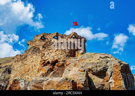 Turkish flag flying over Şeytan Castle (Devil's Castle), almost Invincible fortress built by the  Georgians in early medieval times, Ardahan Province Stock Photo
