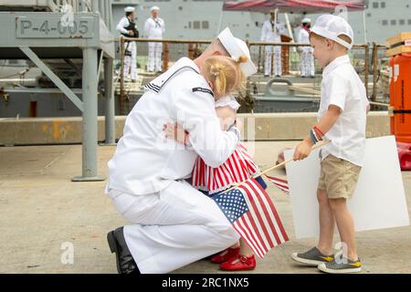 June 28, 2023 - San Diego, California, USA - A Sailor assigned to Arleigh Burke-class guided-missile destroyer USS Decatur (DDG 73) hugs his family after the ship arrived pierside at Naval Base San Diego June 28, 2023. Decatur, a part of Nimitz Carrier Strike Group, returned following a seven-month deployment to U.S. 3rd and 7th Fleet areas of operations. While on deployment, Nimitz Strike Group conducted operations in U.S. 7th Fleet including: deterrence and presence operations; multinational exercises; integrated multi-domain training; long-range maritime strike exercises; anti-submarine war Stock Photo