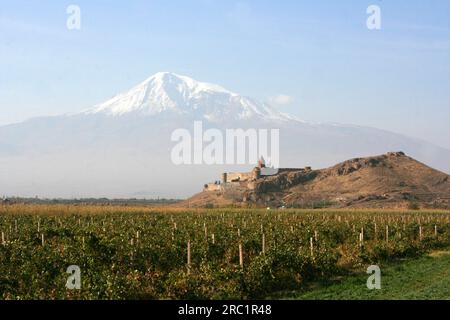 The Armenian monastery of Khor Virap against the spectacular backdrop of the Great Ararat Turkey Stock Photo