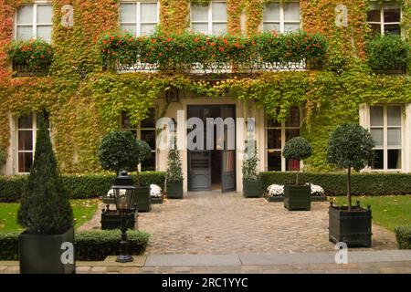 Hotel Pavillon de la Reine, Place des Vosges, Marais, Paris, France Stock Photo