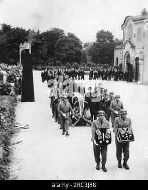 Seidel, Hanns, 12.10.1901 - 5.8.1961, German politician (Christian Social Union), funeral, ADDITIONAL-RIGHTS-CLEARANCE-INFO-NOT-AVAILABLE Stock Photo