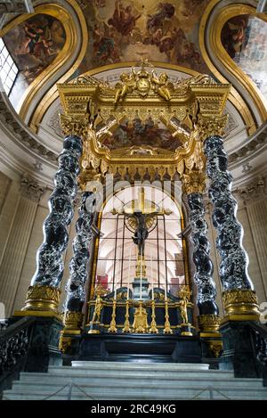 Main Altar of the Église du Dôme with Solomonic Columns. Les Invalides ...