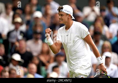 Carlos Alcaraz Reacts During The Gentlemen S Quarter Finals Match Against Holger Rune On Day Ten