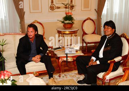 LA PAZ, BOLIVIA, 30th October 2012. American actor Sean Penn (left) meets the Bolivian president Evo Morales (right) in the Presidential Palace. Stock Photo