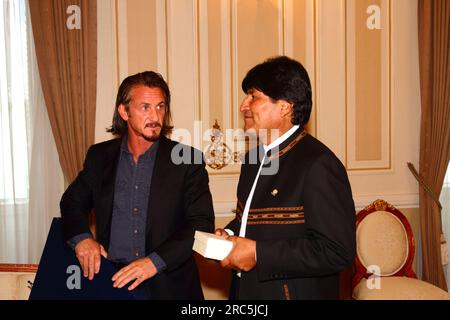 LA PAZ, BOLIVIA, 30th October 2012. American actor Sean Penn (left) meets the Bolivian president Evo Morales (right) in the Presidential Palace. Stock Photo