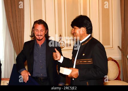 LA PAZ, BOLIVIA, 30th October 2012. American actor Sean Penn (left) meets the Bolivian president Evo Morales (right) in the Presidential Palace. Stock Photo