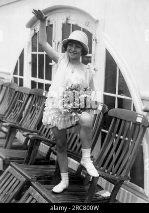 New York, New York:  July 5, 1926 Child singing star Doris Nirdlinger sails for Europe on the S.S. Leviathan to entertain British Royalty at Buckingham Palace. Stock Photo