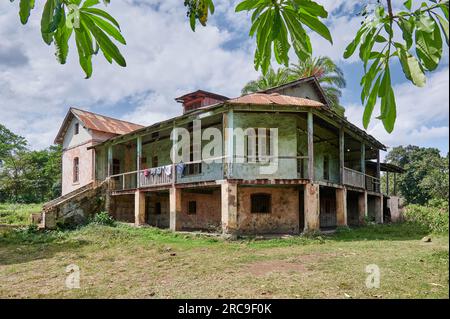 altes deutsches Kolonialgebaeude auf einer Kaffeeplantage bei Arusha, Tansania, Afrika |old German colonial building on a coffee plantation near Arush Stock Photo