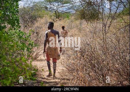 jagende Buschmaenner vom Stamm der Hasabe mit Pfeil und Bogen, Lake Eyasi, Tansania, Afrika  |hunting bushmen of Hasabe tribe with bow and arrow, Lake Stock Photo