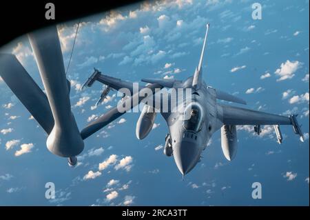International Waters, International Waters. 09th July, 2023. International Waters, International Waters. 09 July, 2023. A U.S. Air Force F-16 Fighting Falcon fighter jet, with the 35th Fighter Wing refuels from a USAF KC-135 Stratotanker aircraft during exercise Mobility Guardian, July 9, 2023, the Pacific Ocean. Mobility Guardian is a multilateral exercise with Australia, Canada, France, Japan, New Zealand, United Kingdom, and the United States. Credit: A1C Shelby Rapert/U.S. Air Force/Alamy Live News Stock Photo