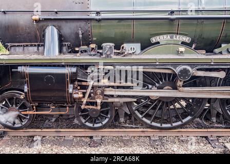 Close-up pf the connecting rods (side rods) and wheels,linkages and other components on the steam locomotive Sierra Leone   LMS 45627. Stock Photo