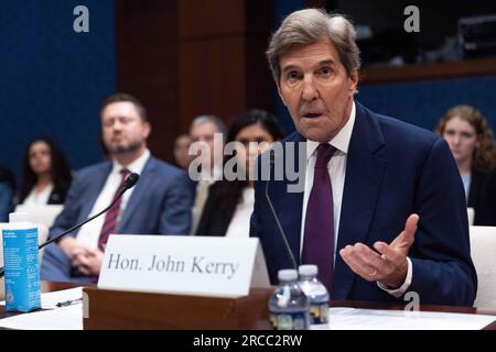 Veterano John Kerry e os EUA voltam às negociações internacionais sobre  Clima - OPEU