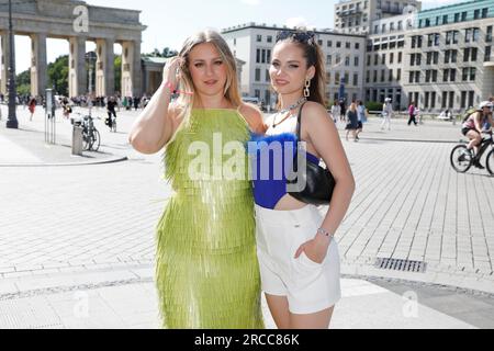 Dascha Carriero und Luca Angelina Vanak bei der Anja Gockel Fashion Show 'Air' auf der Berlin Fashion Week Spring/Summer 2024 im Hotel Adlon Kempinski Stock Photo