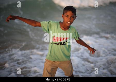 This pose! #Beachpicturesmen | Beach photoshoot, Beach model, Beach  photography poses