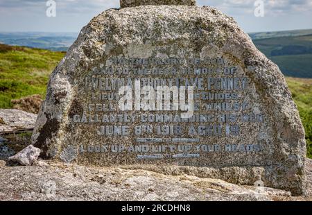 The Evelyn Anthony Cave Penney memorial cross near Yar Tor on Dartmoor Devon UK Stock Photo