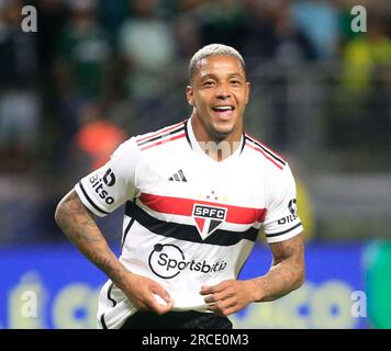 SÃƒO PAULO, SP - 3/3/2015 - Rubens Moreno, President of Football of the  SPFC, presents the former Palmeiras player, Wesley, during SÃ£o Paulo's  training held in Barra Funda CT, West zone of