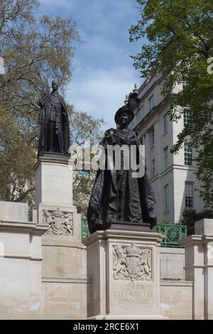 London, UK - May 4, 2023: Bronze statue of queen Elizabeth, wife of king George VI and mother of queen Elizabeth II, beside the Mall, London, UK Stock Photo