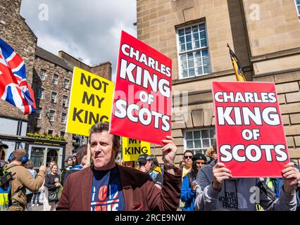 Not My Kind protestors & royaltists, Service of Thanksgiving for Charles III, Royal Mile, Edinburgh, Scotland, UK Stock Photo