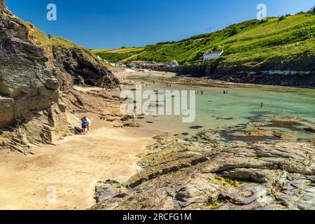 Port Gaverne Beach bei Port Isaac, Cornwall, England, Großbritannien, Europa  |  Port Gaverne Beach near Port Isaac, Cornwall, England, United Kingdom Stock Photo