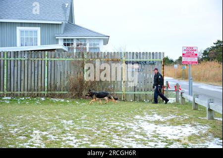 United States Of America. 16th Dec, 2010. NEW YORK - FEBRUARY 09: Joe Brewer's house(FAR LEFT) in the Oak Beach Association was the last place Shannan Gilbert was scene on May. 01, 2010 running screaming 'Help Me' it is believed that she ran to Gustav Coletti's house(FAR RIGHT) then after Coleti called the police she ran into the weeds across from Coleti's house in Oak Beach, NY . People: Serial Killer Suspect Rex Heuermann Credit: Storms Media Group/Alamy Live News Stock Photo