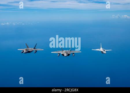 Philippine Sea, Philippines. 10 July, 2023. U.S. Air Force F-22 Raptor stealth fighters assigned to the 199th Expeditionary Fighter Squadron, conduct a bilateral training mission with a Philippine Air Force FA-50PH Fighting Eagle light combat aircraft during joint exercise Cope Thunder, July 10, 2023 over the Philippine Sea.  Credit: MSgt. Mysti Bicoy/U.S Air Force/Alamy Live News Stock Photo