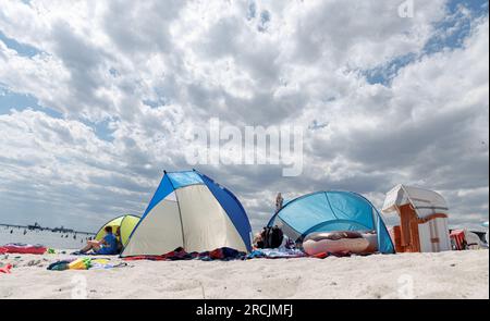 15 July 2023, Schleswig-Holstein, Grömitz: First clouds of a possible rain depression move over the Baltic Sea beach of Grömitz. Photo: Markus Scholz/dpa Stock Photo
