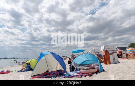 15 July 2023, Schleswig-Holstein, Grömitz: First clouds of a possible rain low move over the Baltic Sea beach of Grömitz. Photo: Markus Scholz/dpa Stock Photo