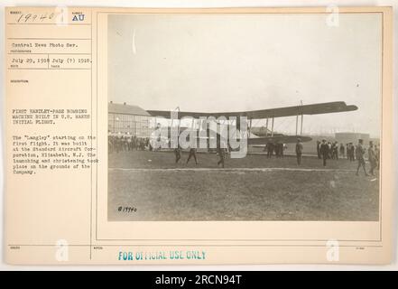 'Langley' Handley-Page bombing machine, built by Standard Aircraft Corporation, takes its inaugural flight in Elizabeth, NJ, in July 1918. The aircraft was launched and christened on the company's premises. Official use only. Image from the Central News Photo Ser., labeled 19940. Stock Photo