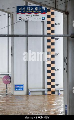 South Korea. 16th July, 2023. (230716) -- SEOUL, July 16, 2023 (Xinhua) -- This photo taken on July 16, 2023 shows the water level in the Hangang River in Seoul, South Korea. The Death toll from the torrential rains over the past week in South Korea rose to 33, while 10 others were missing, relevant authorities said on Sunday.According to the central disaster and safety countermeasure headquarters, 33 people had been found dead in southeastern North Gyeongsang province and central Chungcheong province. (NEWSIS via Xinhua) Credit: Xinhua/Alamy Live News Stock Photo