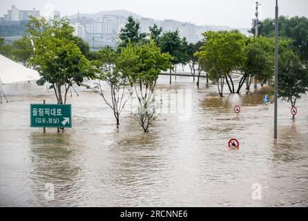 South Korea. 16th July, 2023. (230716) -- SEOUL, July 16, 2023 (Xinhua) -- This photo taken on July 16, 2023 shows the flooded Banpo Hangang Park in Seoul, South Korea. The Death toll from the torrential rains over the past week in South Korea rose to 33, while 10 others were missing, relevant authorities said on Sunday.According to the central disaster and safety countermeasure headquarters, 33 people had been found dead in southeastern North Gyeongsang province and central Chungcheong province. (NEWSIS via Xinhua) Credit: Xinhua/Alamy Live News Stock Photo